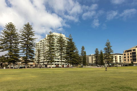 Oaks Glenelg Liberty Suites - Accommodation Daintree 10