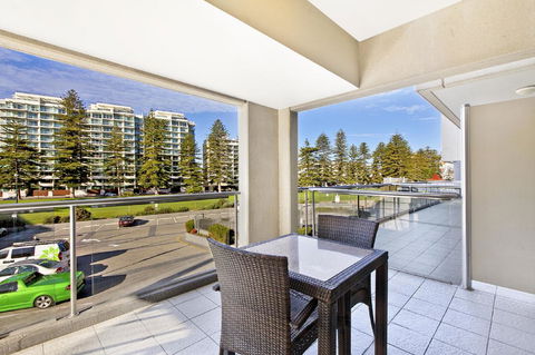 Glenelg Seaside Apartment - Accommodation Daintree 11