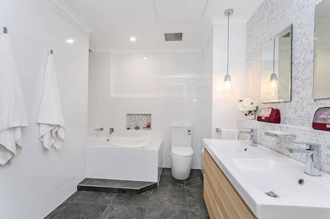 Heart Of Glenelg BnB - Accommodation Daintree 2