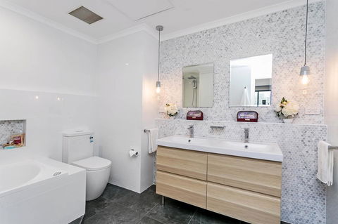Heart Of Glenelg BnB - Accommodation Daintree 3