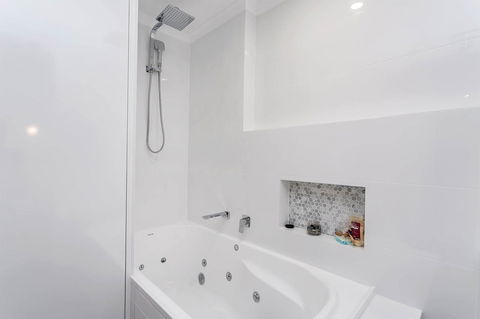Heart Of Glenelg BnB - Accommodation Daintree 4