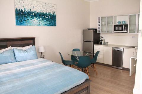 Smugglers Inn Studio Apartments - Accommodation Daintree 4