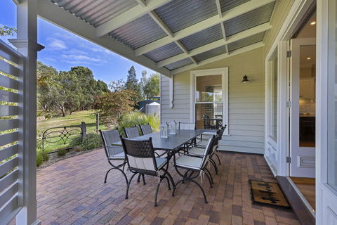 Grandview Accommodation - The Elm Tree Apartments - Accommodation Daintree 5