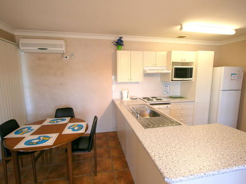 Lake Edge Apartments - Accommodation Daintree 7