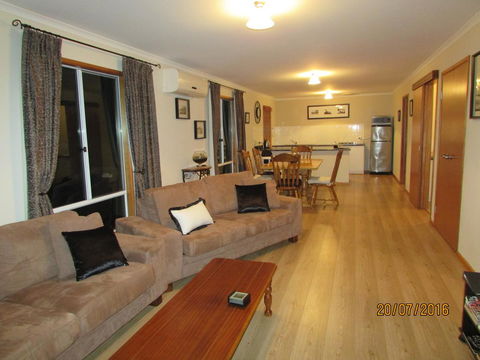 Lazy Days Cottage - Victor Harbor - Accommodation Daintree 17