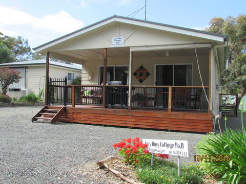 Lazy Days Cottage - Victor Harbor - Accommodation Daintree 0