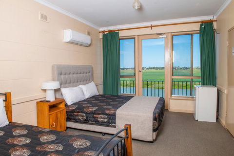 Tailem Bend Riverside Hotel - Accommodation Daintree 0