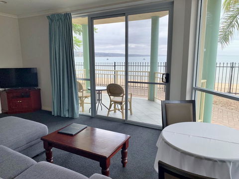 Hilton Beachfront Motel - Accommodation Daintree 3