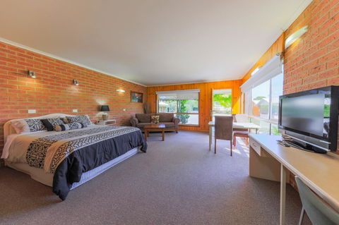 Country Roads Motor Inn Naracoorte - Accommodation Daintree 3