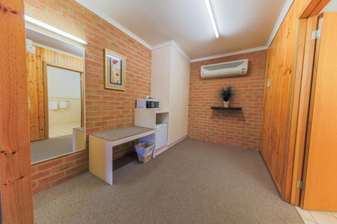 Country Roads Motor Inn Naracoorte - Accommodation Daintree 5