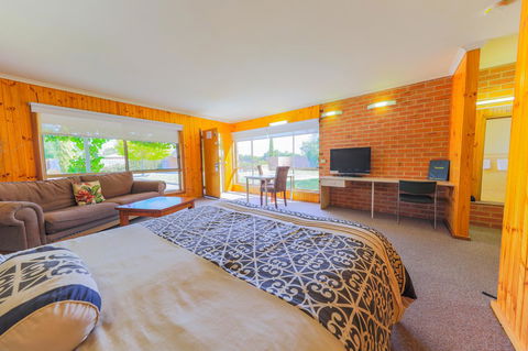 Country Roads Motor Inn Naracoorte - Accommodation Daintree 0