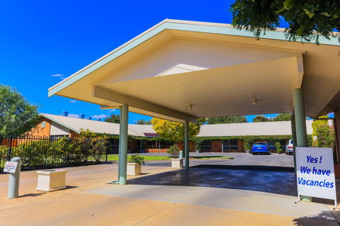 Country Roads Motor Inn Naracoorte - Accommodation Daintree 1