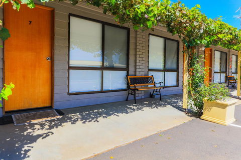 Country Roads Motor Inn Naracoorte - Accommodation Daintree 24