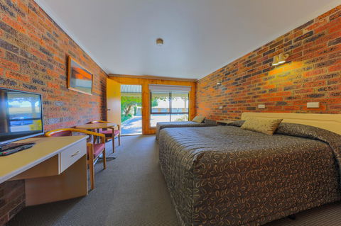 Country Roads Motor Inn Naracoorte - Accommodation Daintree 10