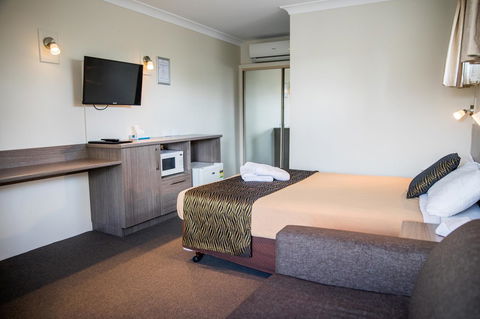 Lilac City Motor Inn & Steakhouse - Accommodation Daintree 9