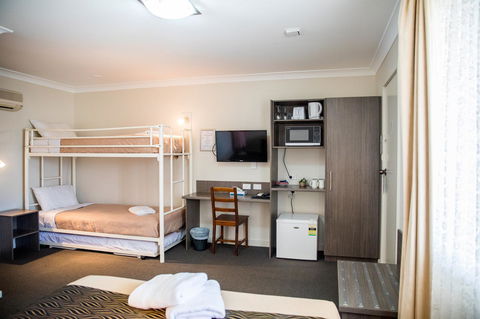 Lilac City Motor Inn & Steakhouse - Accommodation Daintree 3