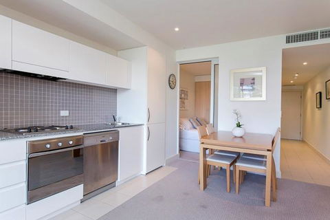 Glenelg Holiday Apartments-Pier - Accommodation Daintree 2