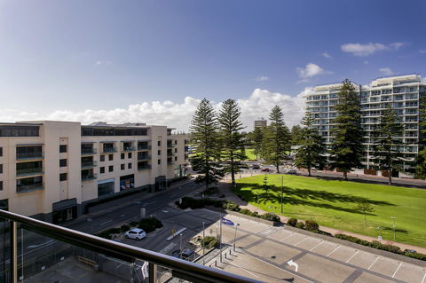 Glenelg Holiday Apartments-Pier - Accommodation Daintree 7
