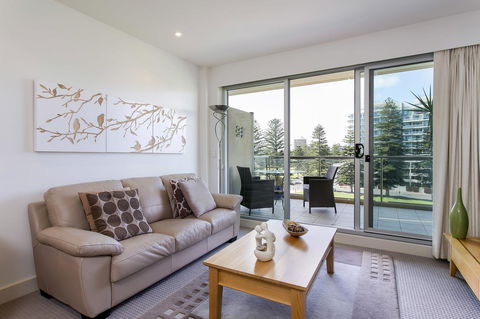 Glenelg Holiday Apartments-Pier - Accommodation Daintree 3