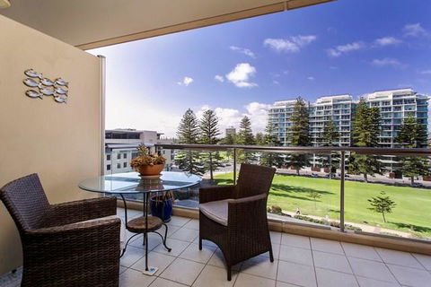Glenelg Holiday Apartments-Pier - Accommodation Daintree 6