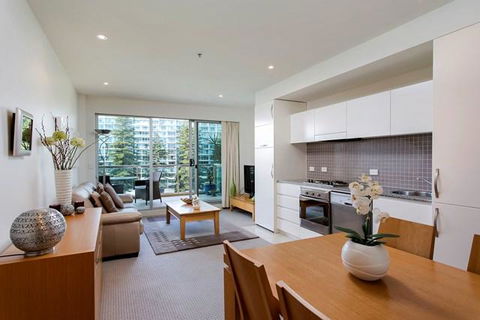 Glenelg Holiday Apartments-Pier - Accommodation Daintree 1