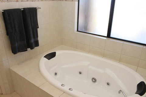 The Lighthouse - Beachfront Accommodation - Accommodation Daintree 4
