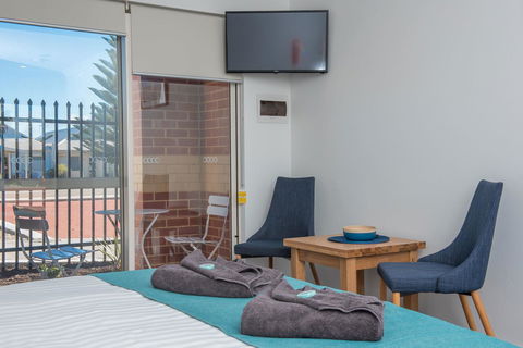 Jurien Bay Motel Apartments - Accommodation Daintree 8