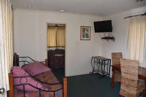 Mount Barker Valley Views Motel & Chalets, Western Australia - Accommodation Daintree 36