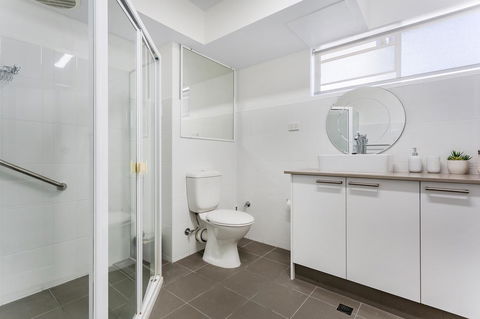 Laman Lodge, Unit 2, 15 Laman Street - Accommodation Daintree 11