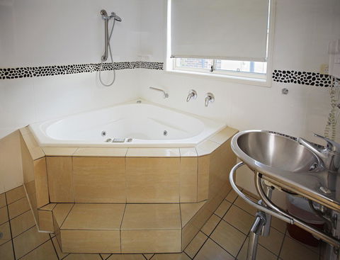 Jesmond Executive Villas - Accommodation Daintree 30