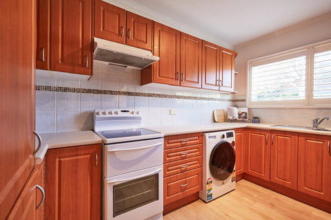 Bright And Spacious Family Home With Leafy Deck - Accommodation Daintree 17