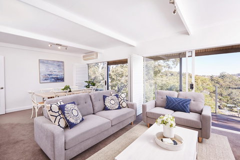 Bright And Spacious Family Home With Leafy Deck - Accommodation Daintree 0