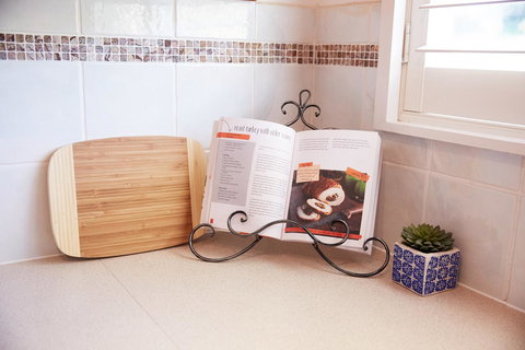 Bright And Spacious Family Home With Leafy Deck - Accommodation Daintree 20