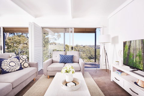 Bright And Spacious Family Home With Leafy Deck - Accommodation Daintree 14