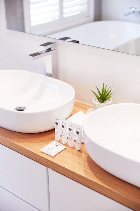 Bright And Spacious Family Home With Leafy Deck - Accommodation Daintree 10