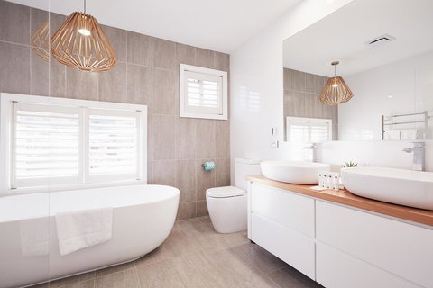 Bright And Spacious Family Home With Leafy Deck - Accommodation Daintree 8