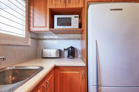 Bright And Spacious Family Home With Leafy Deck - Accommodation Daintree 19