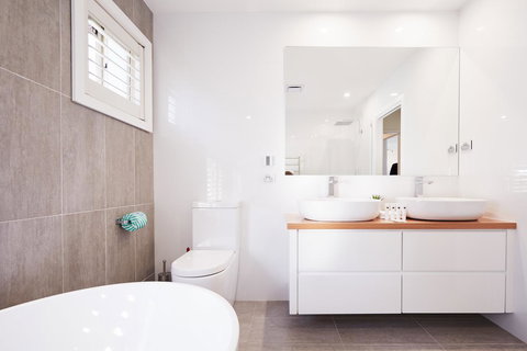 Bright And Spacious Family Home With Leafy Deck - Accommodation Daintree 11