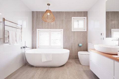 Bright And Spacious Family Home With Leafy Deck - Accommodation Daintree 2