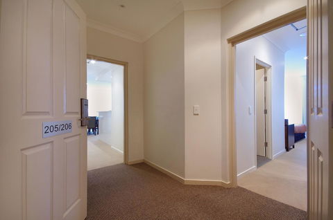 Macquarie Waters Boutique Apartment Hotel - Accommodation Daintree 7