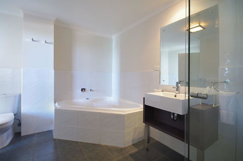Macquarie Waters Boutique Apartment Hotel - Accommodation Daintree 28