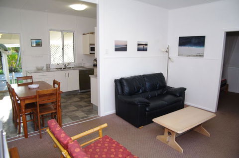 Fleur Cottage, 7 Willow Street - Accommodation Daintree 8