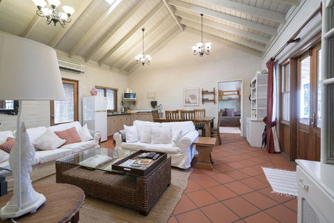 Thistle Hill Guesthouse - Walk To Many Wineries And Restaurants - Accommodation Daintree 34