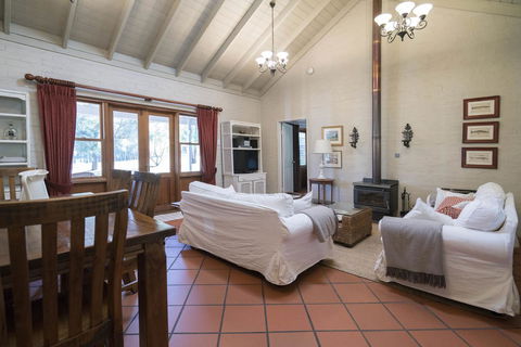 Thistle Hill Guesthouse - Walk To Many Wineries And Restaurants - Accommodation Daintree 32