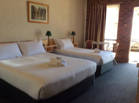 Bega Downs Motor Inn - Accommodation Daintree 2