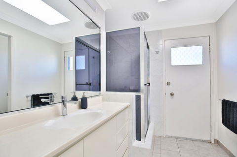 Neptune I Absolute Beachfront I Stunning Views - Accommodation Daintree 19