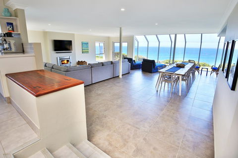 Neptune I Absolute Beachfront I Stunning Views - Accommodation Daintree 2