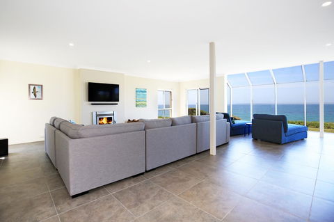 Neptune I Absolute Beachfront I Stunning Views - Accommodation Daintree 3