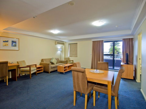 Oaks The Entrance Waterfront Suites - Accommodation Daintree 8