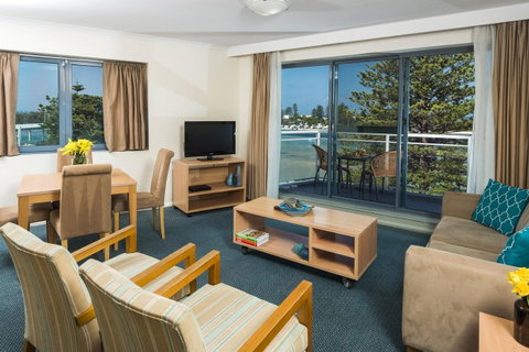 Oaks The Entrance Waterfront Suites - Accommodation Daintree 2